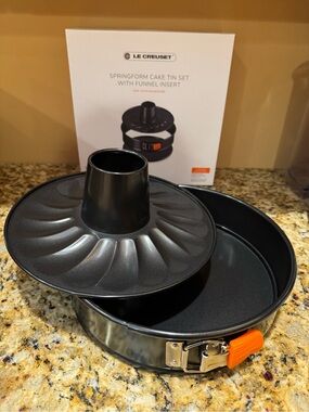 Le Creuset Black Springform Cake Tin Set  10” with Funnel Insert NEW in box !